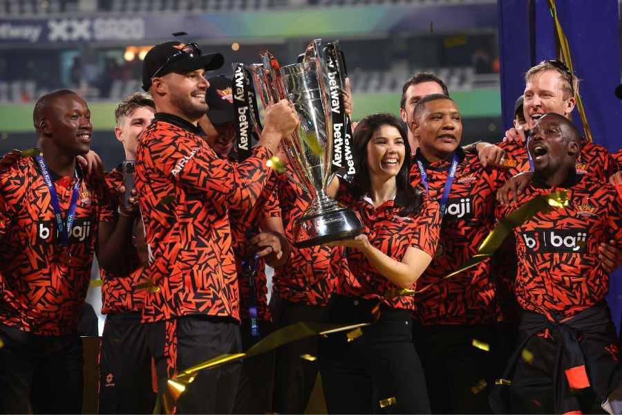 Sunrisers Eastern Cape posing with the trophy. (Photo- SA20)