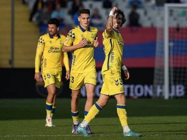 Las Palmas stuns Barcelona