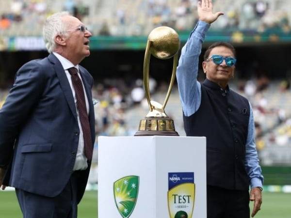 Sunil Gavaskar and Allan Border with the BGT trophy