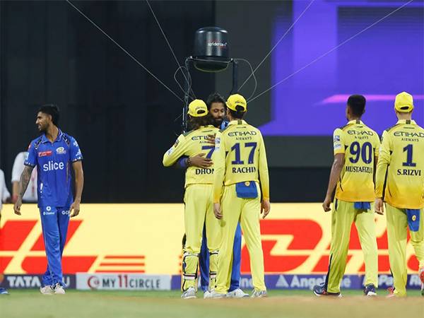 Hardik Pandya embracing MS Dhoni (Photo: IPL)