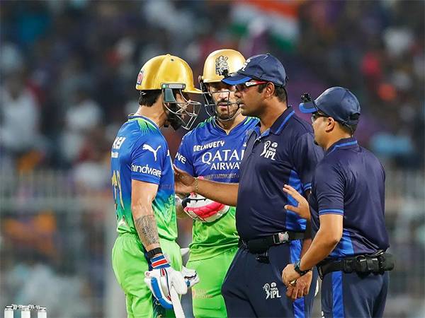 Virat Kohli talking with umpires (Photo: IPL/BCCI)