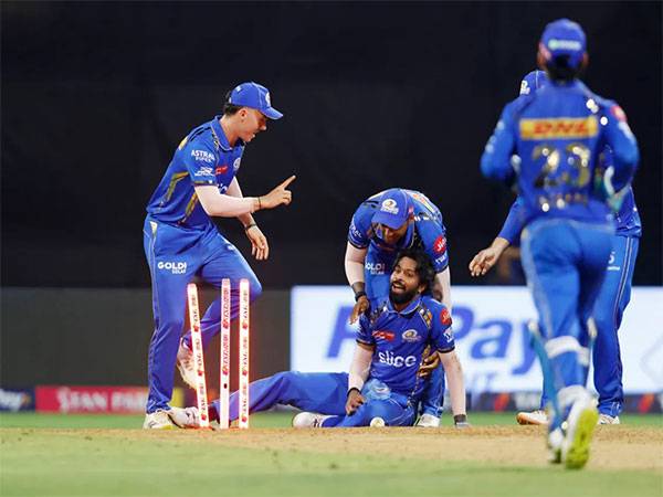 Hardik Pandya with MI players. (Picture: IPL)