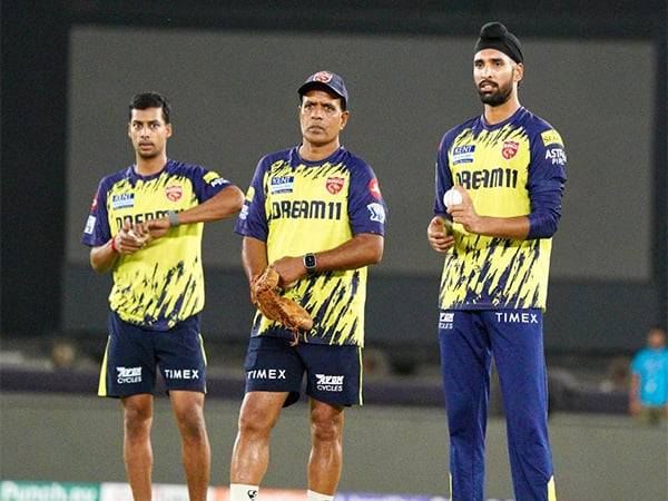 PBKS spin bowling coach Sunil Joshi (in middle) (Photo: PBKS)