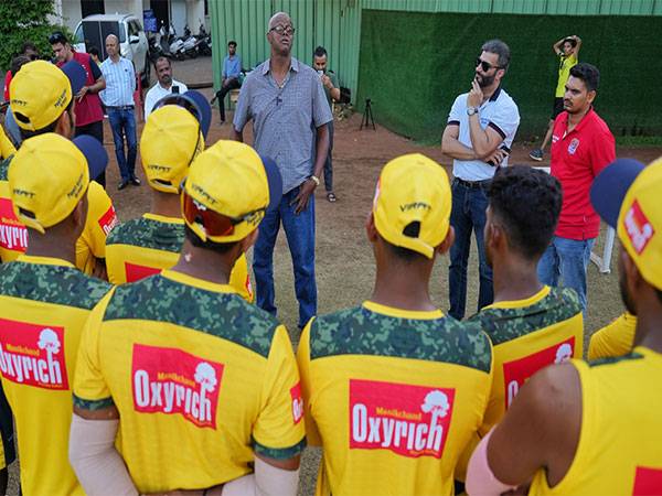 Former West Indies captain Courtney Walsh giving interacting with players of Kolhapur Tuskers (Image: Kolhapur Tuskers)