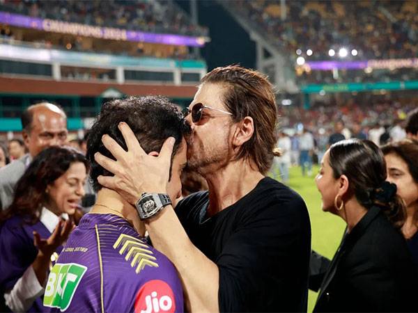 Shah Rukh Khan embraces Gautam Gambhir (Photo: IPL/ BCCI)