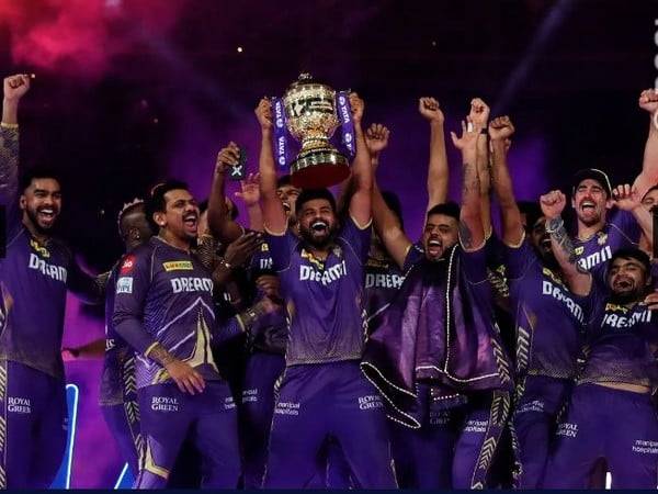 KKR team posing with the trophy. (Photo- IPL)