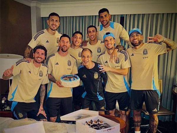 Lionel Messi with his Argentine teammates. (Picture: Instagram/@leomessi)