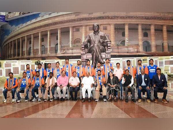 Union Minister Virendra Kumar felicitates Indian Deaf Cricket Team