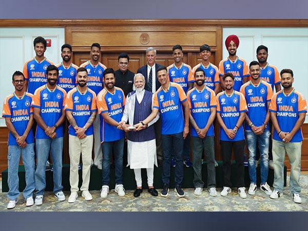 Team India meeting with PM Modi (Photo: Jasprit Bumrah/X)
