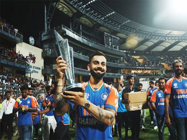 Virat Kohli with the T20 World Cup trophy. (Photo- ICC)