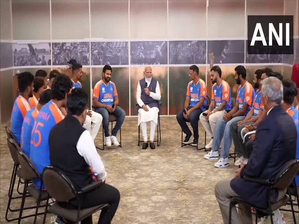 PM Modi with Team India (Photo: ANI)