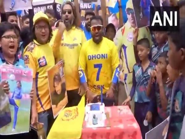 Fans celebrate MS Dhoni's birthday. (Picture: ANI)