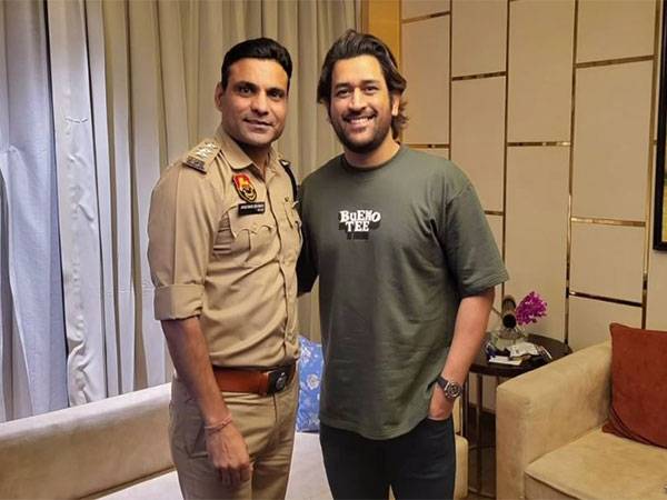 Joginder Sharma with MS Dhoni