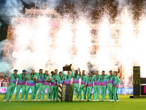 Oval Invincibles with the trophy (Photo- The Hundred X)