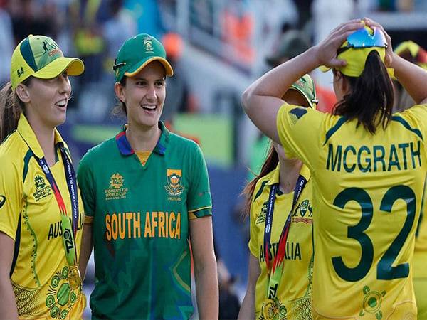 South Africa Women skipper along with Australian players (Photo source/ ICC)