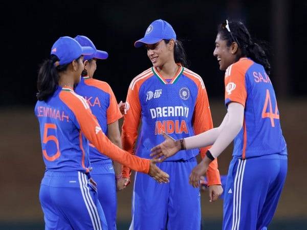 Smriti Mandhana and India players