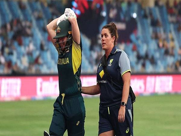 Alyssa Healy leaving the field after her injury (Photo: ICC)