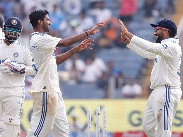 Washington Sundar and Rohit Sharma. (Picture: X/@BCCI)