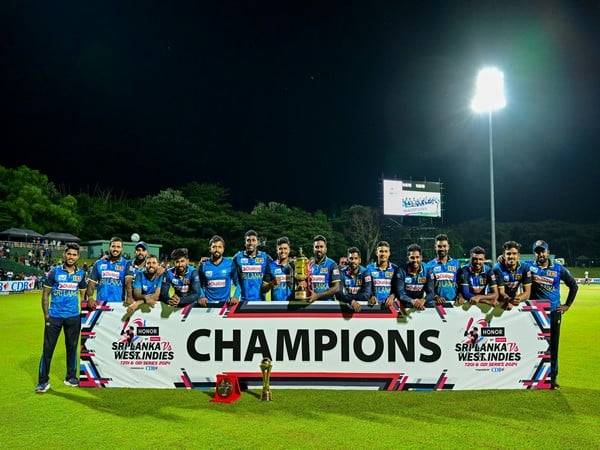 Sri Lanka posing with the trophy (Photo- ICC website)