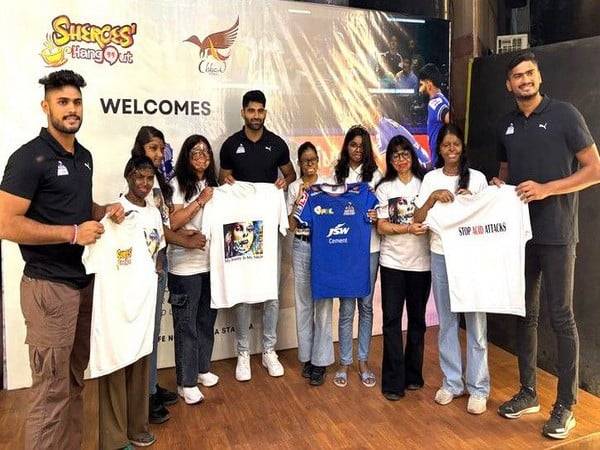 Haryana Steelers players with the victims (Photo: PKL)