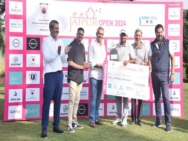 Sachin Baisoya lifting Jaipur Open 2024 trophy (Image: PGTI)