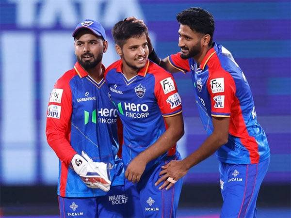 Rasikh Dar (centre) (Photo- BCCI/IPL)