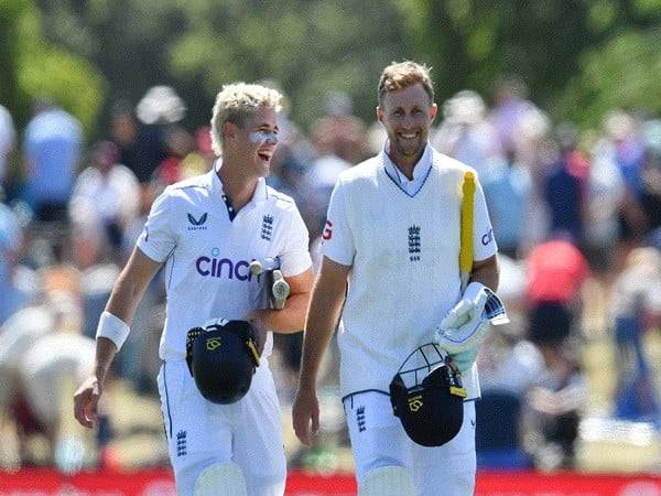 Jacob Bethell (left) with Joe Root. (Photo- Warwickshire CCC X/@WarwickshireCCC)