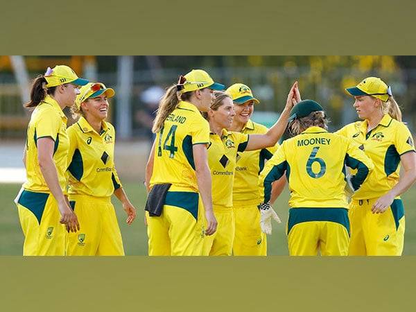 Sophie Molineux with Australian Women team (Photo: ICC)