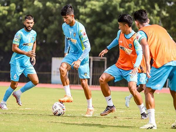 Chennaiyin FC's Kiyan Nassiri and Ankit Mukherjee in training before the Mumbai City fixture (Photo: ISL)