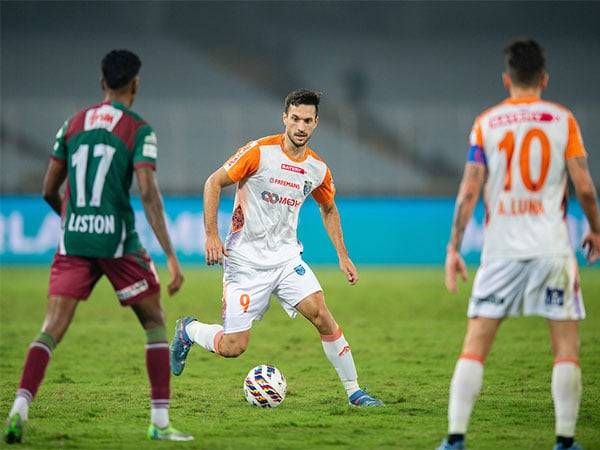 KBFC's Jesus Jimenez dribbling with the ball (Photo: ISL)