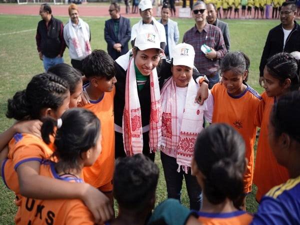 Lovlina Borgohain with football players (Photo: SAI Media)