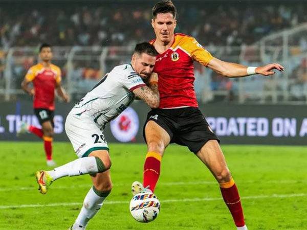 Players of Mohun Bagan Super Giant and East Bengal FC in action (Photo: ISL)