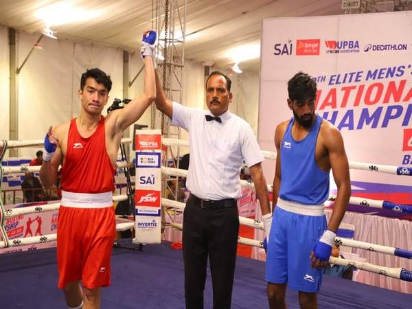 Shiva Thapa (In red) during 8th National Boxing Championship (Image: BFI media)