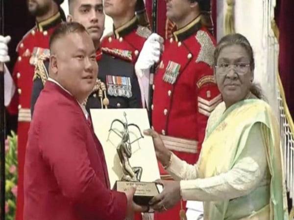 H. Hokato Sema receiving Arjuna Award award from President Droupadi Murmu. (Picture: X/@Neiphiu_Rio)