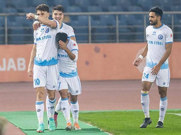 Javi Hernandez celebratign with Jamshedpur FC players (Photo: ISL)