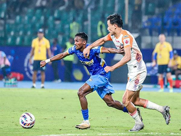 Players in action (Photo: ISL)