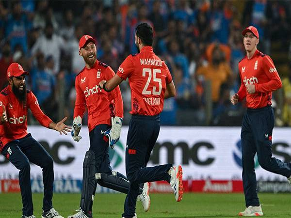 Saqib Mahmood celebrating with the teammates after taking a wicket (Photo: X/)