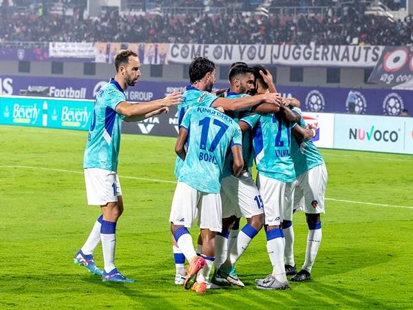 FCG's Kumam Udanta Singh celebrating with team mates after scoring. (Picture: ISL Media)