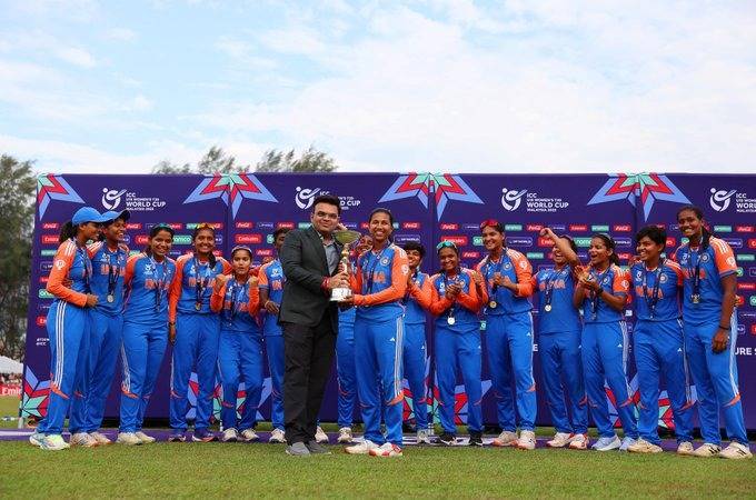 Indian Women's U19 Team receiving trophy from ICC Chairman Jay Shah. (Picture: X/@BCCI)