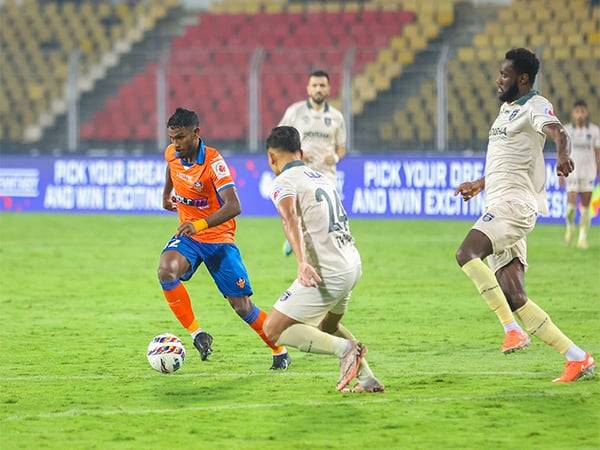 FCG's Brison Fernandes dribbling with the ball against OFC (Photo: ISL)