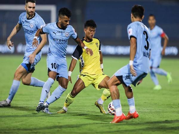 Mumbai and Hyderabad players in action (Photo: ISL)