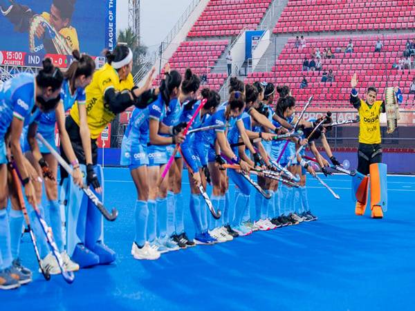 Savita Punia with India women's team (Photo: HI)