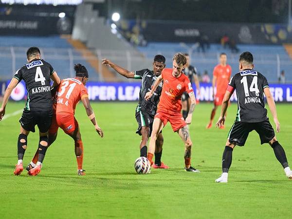 Players in action during the match (Photo: ISL)