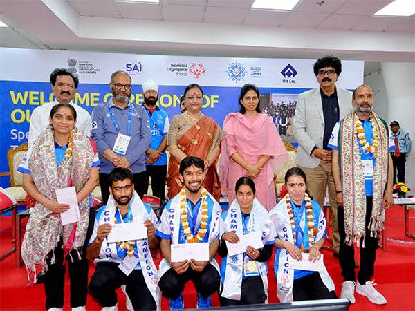 President of SO Bharat Mallika Nadda and athlete Bharti felicitated by MOS Sports Raksha Khadse (Image: SAI media/SOB)