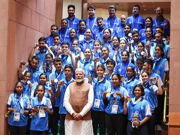 PM Narendra Modi with athletes. ( Photo- Narendra Modi/X)