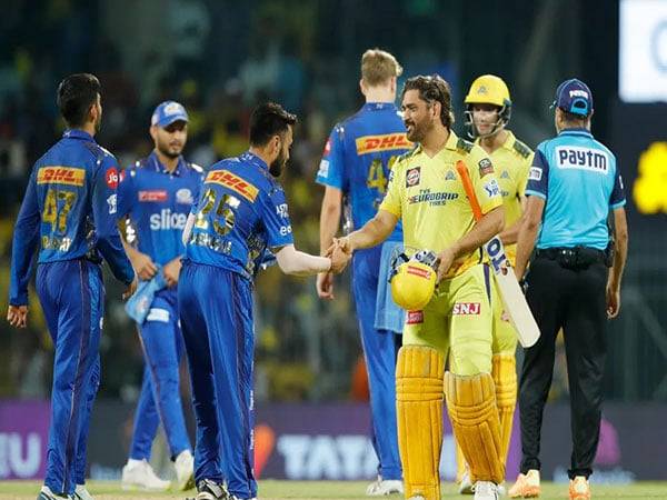 CSK and MI players shaking hand after the match (Image: IPL)