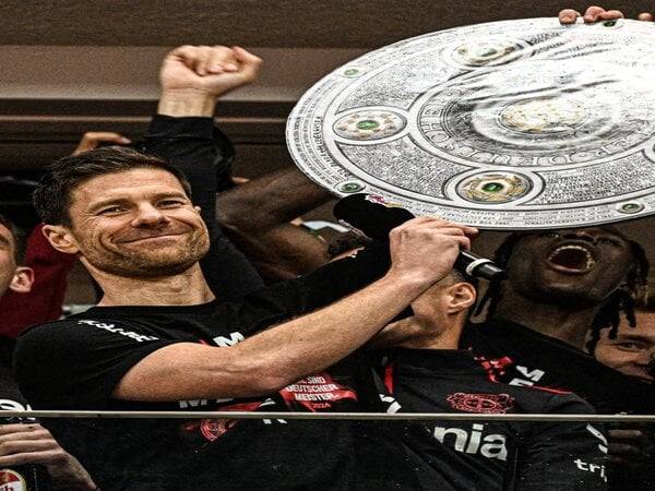 Xabi Alonso lifting the Bundesliga trophy with Bayer Leverkusen