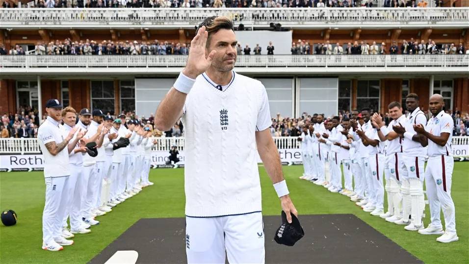 Emotional James Anderson Receives Guard Of Honour As His Illustrious Career Comes To An End - WATCH