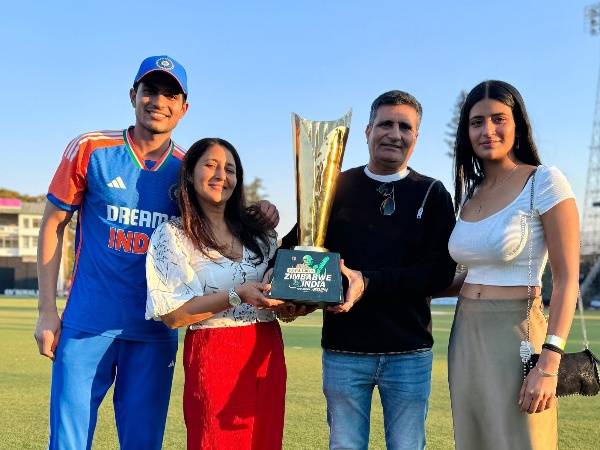 Shubman Gill with the series victory trophy in Zimbabwe