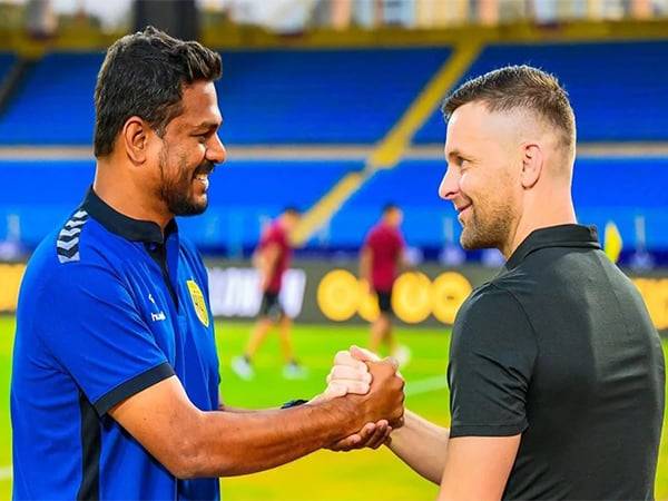 Hyderabad FC interim head coach Shameel Chembakath (L) and Mumbai City FC head coach Petr Kratky (R). (Photo: ISL)